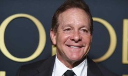 史蒂夫·古滕贝格（Steve Guttenberg）成为洛杉矶野火英雄之一