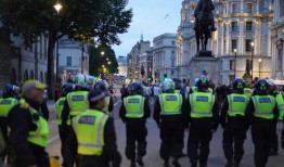 在南港持刀伤人事件发生后，有“冲动起义之夏”的警告