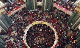 在最高法院推翻多数意见后，威斯康星州的集体谈判禁令遭到工会的攻击