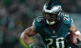 萨昆·巴克利成为NFL历史上第9个单赛季跑出2000码的跑卫