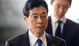 日本经济产业大臣说，他正在审查资金丑闻中的财务状况