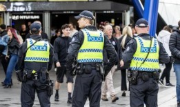 UFC 305：泰图瓦萨输掉比赛后，RAC竞技场内爆发斗殴，警察发出撤离通知