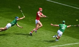 足球运动员和投球运动员能通过训练做出正确的决定吗？