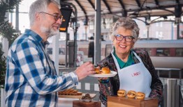 Prue Leith为“平淡无奇”的火车食品的转变欢呼