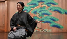 女人们闯入了日本的“阳刚”能剧