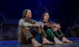 观看：在竞技场舞台上与新的埃维特兄弟音乐剧一起被冲走