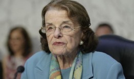 工作人员说，黛安·范斯坦(Dianne Feinstein)显然很困惑，当被告知说“同意”时，她“心事重重”