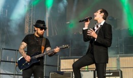 标志性摇滚乐队取消重聚巡演，在舞台上互殴