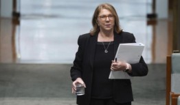 政府保证雷克斯下个月的机票预订