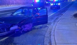 汽车失去控制，在肯纳威克被警察追捕后撞到墙上