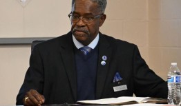 由于董事会持续动荡，埃斯坎比亚县警长周五面临解雇