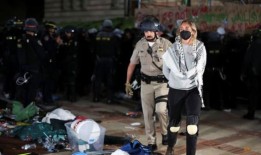 在抗议和警察突袭中，美国学校试图在毕业典礼上保持和平