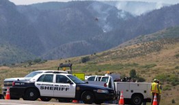 雨水落在采石场火灾燃烧区域，工作人员继续进行控制战斗