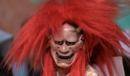 女人们闯入了日本的“阳刚”能剧