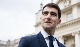 在监管机构发出警告后，财政部长为支出计划辩护