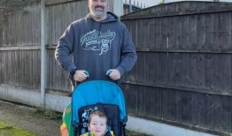 当人们说蠢话的时候，我就帮他们筹集善款