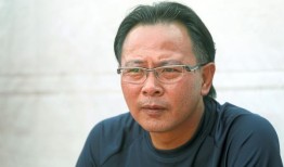 决赛后，在糟糕的场地上，金姆·斯维为多米尼克的受伤而大汗淋漓