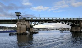 西雅图巴拉德大桥的关闭加剧了周末的交通问题