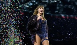 泰勒·斯威夫特在德国“时代之旅”上幽默演绎《午夜雨》