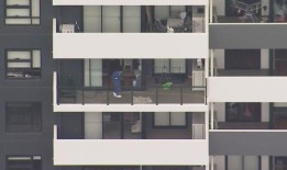 在伯伍德公寓大楼发现两具尸体后，调查仍在继续