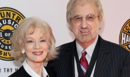 乡村传奇在复活节周末哀悼妻子的去世：“诺拉·李去和耶稣在一起了”