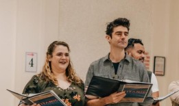 邦妮·米利根谈她在《泰坦尼克号》中的爱丽丝·比恩是如何向维多利亚·克拉克“有趣的小小致敬”