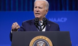 拜登的竞选面临关键时刻，民主党人鼓励他考虑退出2024年的竞选