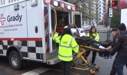 一名抗议者在亚特兰大以色列领事馆外自焚，伤势严重