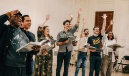 邦妮·米利根谈她在《泰坦尼克号》中的爱丽丝·比恩是如何向维多利亚·克拉克“有趣的小小致敬”