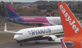 在盖特威克机场和希思罗机场崩溃后，监管机构呼吁空中交通管制改革