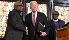 妮基·黑利在拜登访问2015年大规模枪击事件发生的查尔斯顿教堂时打断了他