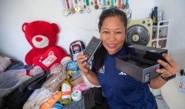 来自圣诞老人的爱：迪拜的菲律宾人在圣诞节给家里寄来惊喜包裹