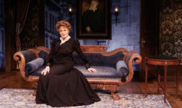 照片：查尔斯·布希在百老汇外出演易卜生的《鬼》