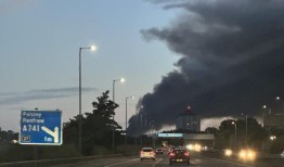 消防队员扑灭工业现场大火，室内警戒解除