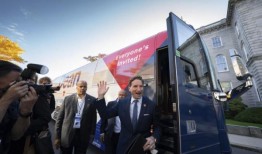 2024年总统候选人迪恩·菲利普斯称佩洛西和范斯坦老了拜登是他的下一个目标