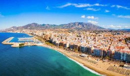 美丽的海滨小镇深受英国侨民的喜爱，这里的二月气温仍高达18摄氏度