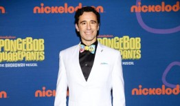 编舞克里斯·加特利在旺卡帮助timothacei Chalamet跳舞