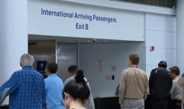 在芝加哥奥黑尔机场，一名女尸被发现缠在行李机器上