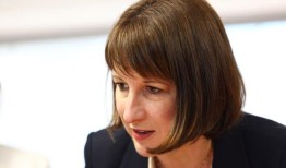 里夫斯为自己声称的能源费用辩护，并坚称冬季燃料削减是正确的举动