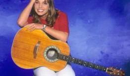 布兰妮·斯皮尔斯的《Baby One More Time》满25岁：她是如何成为流行音乐公主的