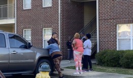 59岁的女性在伯明翰公寓被发现中枪身亡