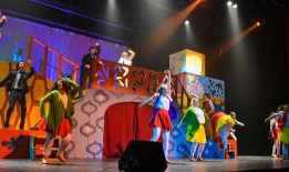 PLAYBILLDER Spotlight：这所高中的获奖设计团队在《Catch Me If You Can》中飞行