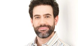 《热情似火》演员凯文·德尔·阿奎拉将于5月14日加盟《恐怖小店》