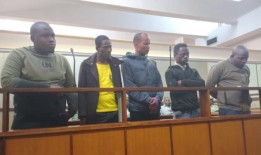 KZN社区在法庭上集会支持所谓的“建筑黑手党”