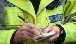 警方确认了奥尔德肖特抗议活动中八名暴力嫌犯中的一人