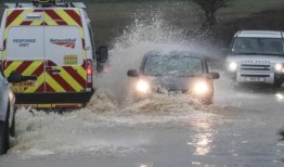 暴雨袭击英国，发出洪水警报