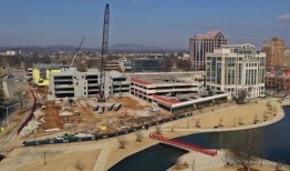 贝丝·泰晤士：新人会坚持到你找到自己的位置