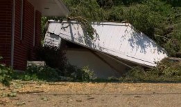 被龙卷风袭击的城区恢复供电