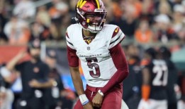 杰登·丹尼尔斯上场了，他打出了一场近乎完美的比赛，带领指挥官们战胜了孟加拉虎队