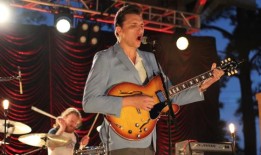 渴望与救赎：阿拉巴马州红粘土流浪乐队发行《由这些时刻制作》